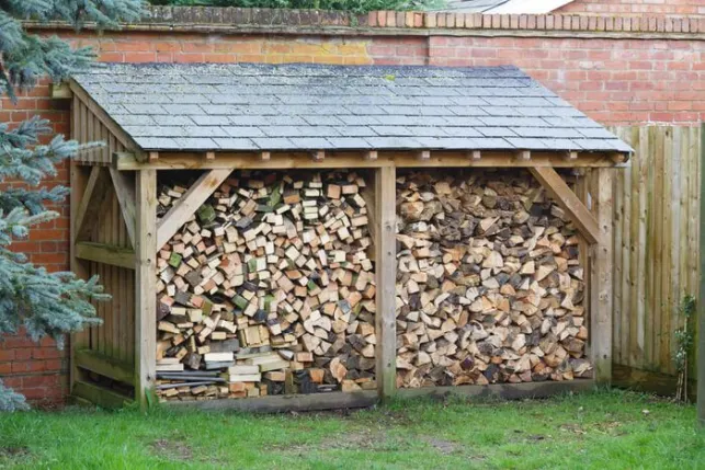 Si vous optez pour un stockage de votre bois à l'extérieur, pensez à l'abri.