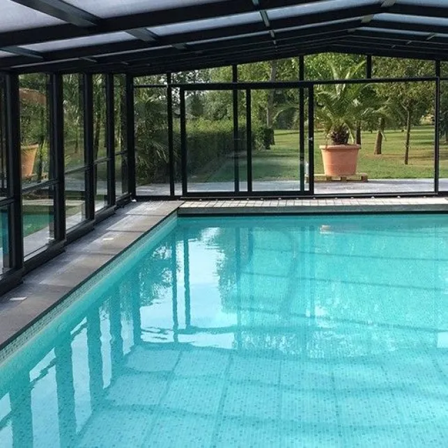 Un abri de piscine en aluminium thermolaqué