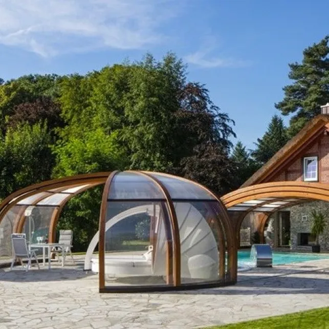 Un abri de piscine haut en bois de forme rotonde