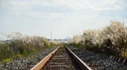 Acheter un terrain au bord d’un chemin de fer : bonne ou mauvaise idée&nbsp;?