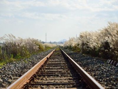 Acheter un terrain au bord d’un chemin de fer : bonne ou mauvaise idée ?