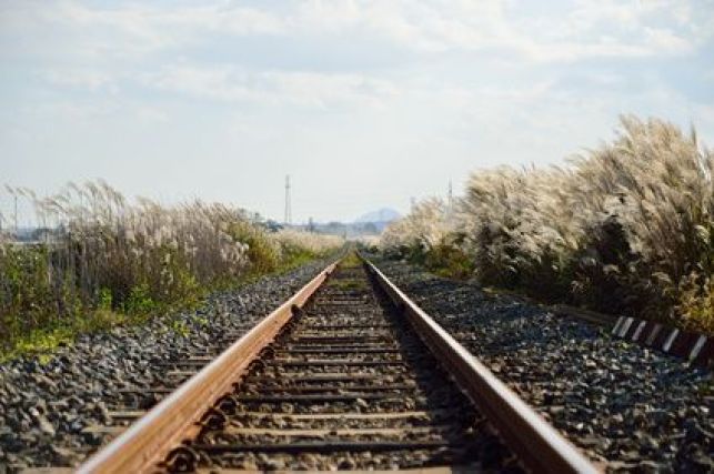 Acheter un terrain au bord d’un chemin de fer : bonne ou mauvaise idée ?