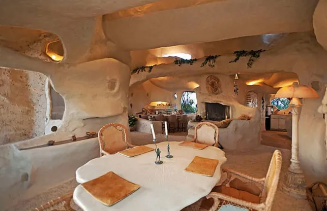 Intérieur de la maison troglodyte de Dick Clark, à Malibu en Californie