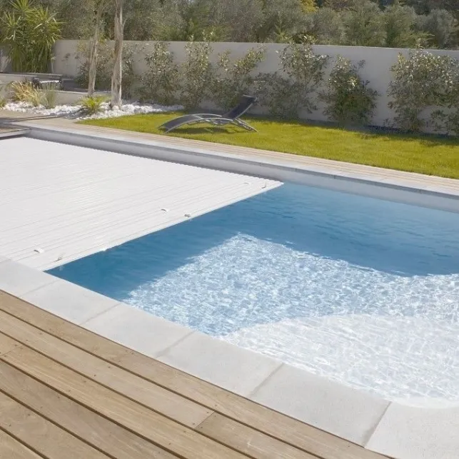 Un volet de piscine immergé à capteur solaire