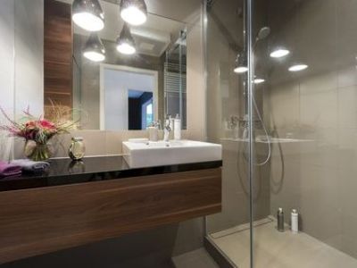 Astuces pour apporter de la lumière dans une salle de bains sans fenêtre