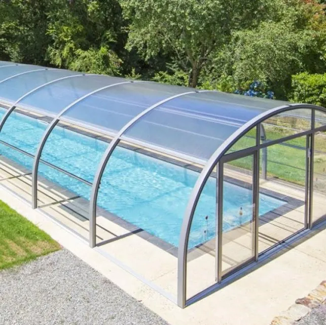 Un abri haut de piscine en aluminium avec ouverture en accordéon
