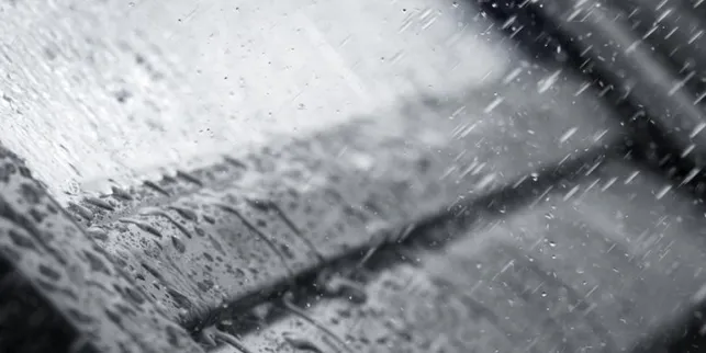 Bruit de la pluie sur les fenêtres de toit