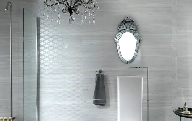 Ce carrelage effet marbre donnera un aspect très contemporain et serein à votre salle de bain. © Ceramiche Supergres