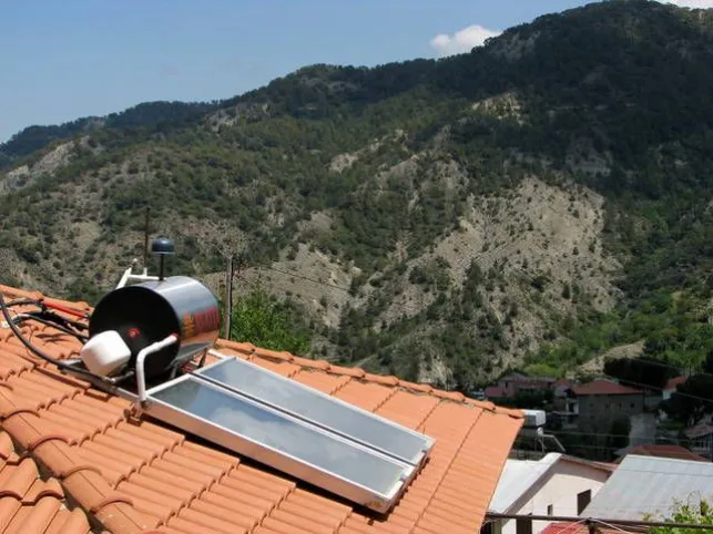 Les chaudières hybrides bois-solaire nécessitent l'installation d'un chauffe-eau solaire.