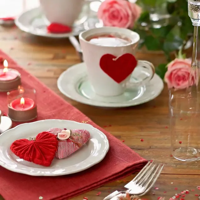 Un chemin de table pour du romantisme même jusque dans l'assiette