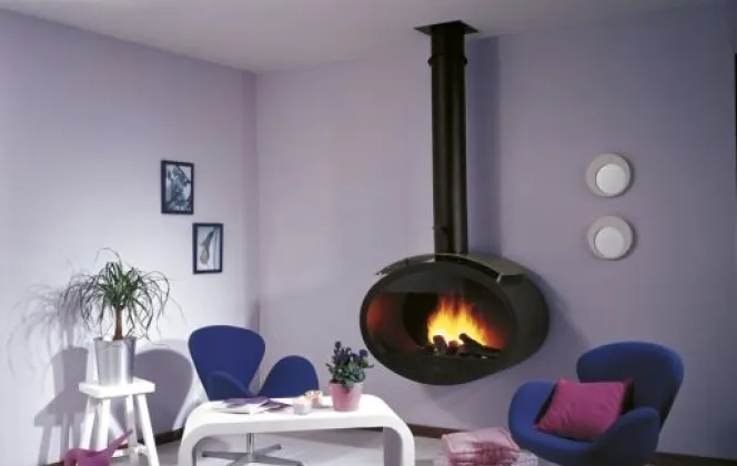 Cette ravissante cheminée en acier suspendue apportera une touche design à votre pièce. © Cheminées Philippe