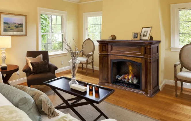 Cette cheminée électrique au design ancestral apportera une ambiance cosy dans votre salon. © Faber