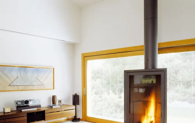 Ce modèle de cheminée ultra design réchauffera et embellira parfaitement votre pièce. © Focus Création