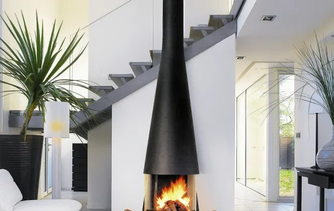 Cette cheminée aux lignes et formes harmonieuses viendra embellir et réchauffer comme il se doit votre pièce à vivre. © Focus Création