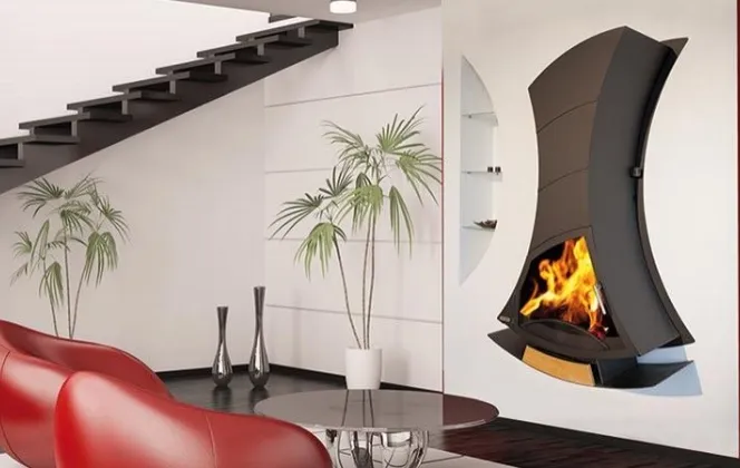 Simple, design et élégante, cette cheminée apportera une ambiance chaleureuse dans votre pièce. © Arkiane