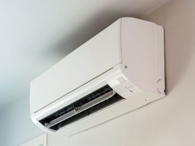 Besoin d'un chauffage en hiver qui devient une clim en été ? Découvrez le prix d'une climatisation réversible !