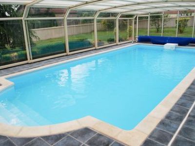 Combien coûte un abri de piscine ? Prix d'achat et de pose