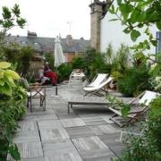 Comment aménager un petit jardin de ville