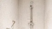 Comment choisir et installer une barre d’appui dans une douche pour sénior&nbsp;?