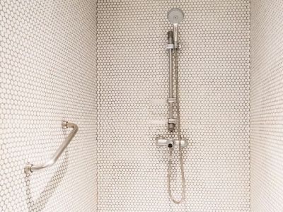 Comment choisir et installer une barre d’appui dans une douche pour sénior ?