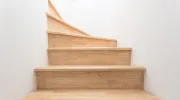 Comment éclaircir un escalier en bois&nbsp;?