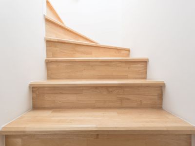 Comment éclaircir un escalier en bois ?