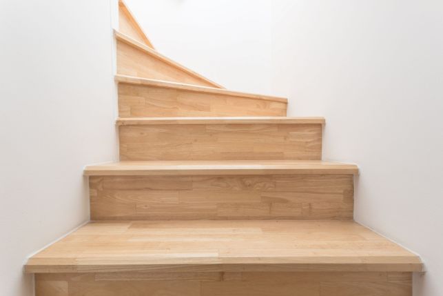Comment éclaircir un escalier en bois ?