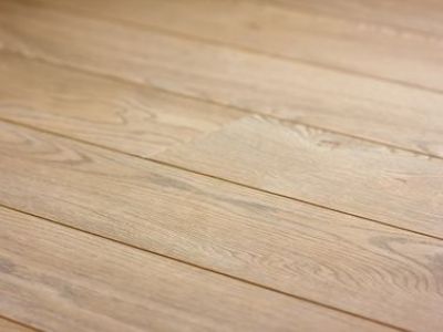 Comment rénover un parquet vitrifié rayé ?