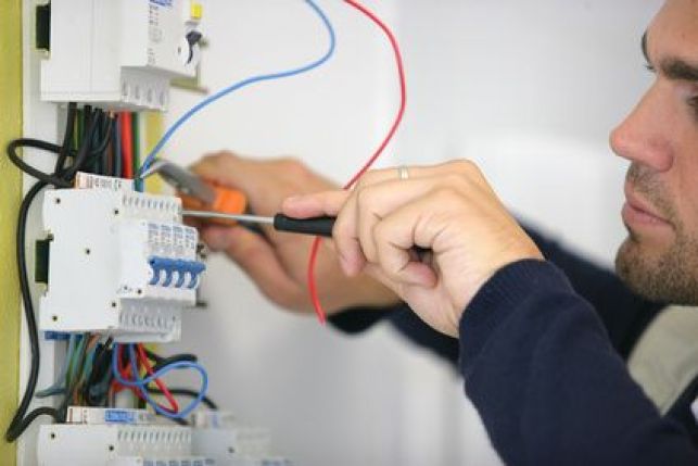 Comment mettre une ancienne installation électrique aux normes ?