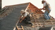 Comment monter sur un toit en toute sécurité&nbsp;?