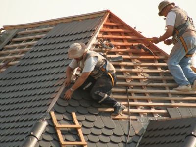 Comment monter sur un toit en toute sécurité ?