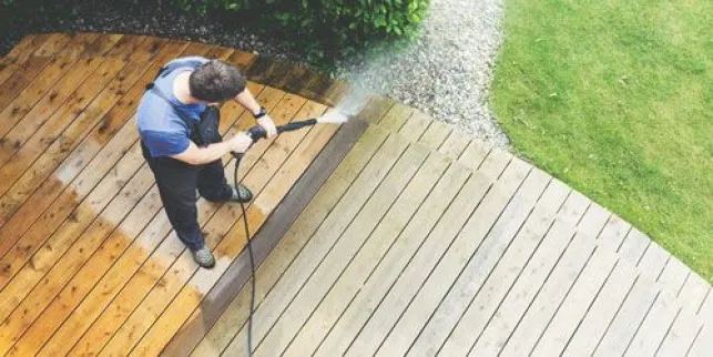 Comment nettoyer et raviver une terrasse en bois en 4 étapes ?