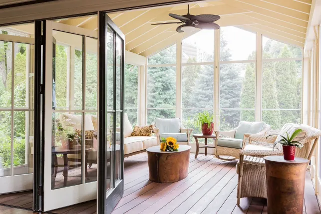 Une véranda bien aérée avec ventilateur au plafond pour faire circuler l'air