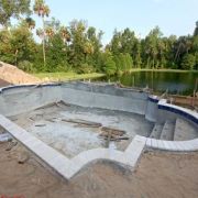 Construction d’une piscine : les étapes de montage du bassin