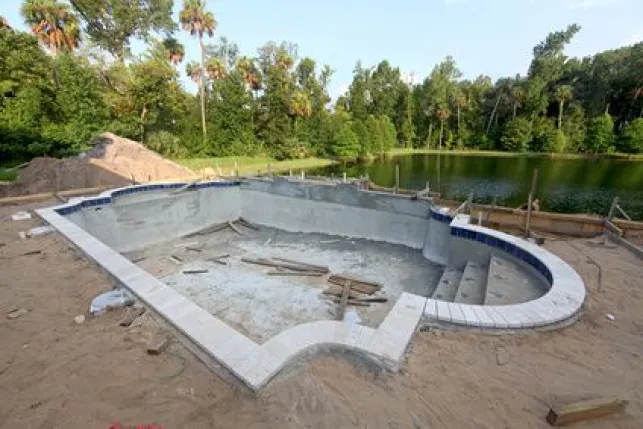Construction d’une piscine : les étapes de montage du bassin