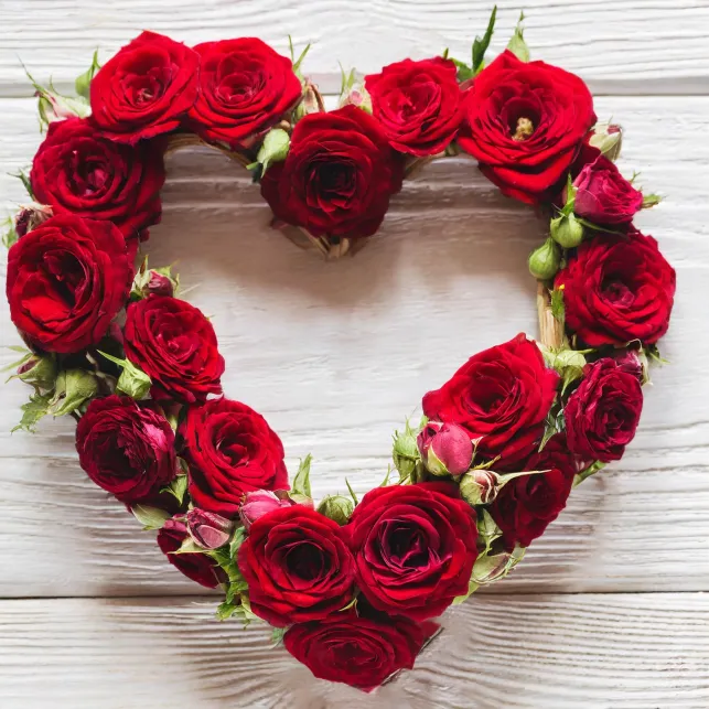 Personnalisez une couronne de fleur pour rappeler l'ambiance de la Saint-Valentin