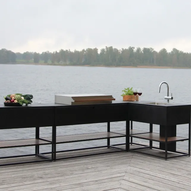 Elégante et raffinée, la cuisine extérieure Arild de SKELDERVIK apportera une touche de modernité à la terrasse