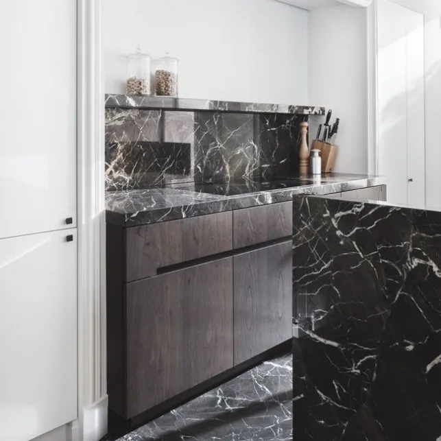 Une cuisine en marbre noir et bois foncé