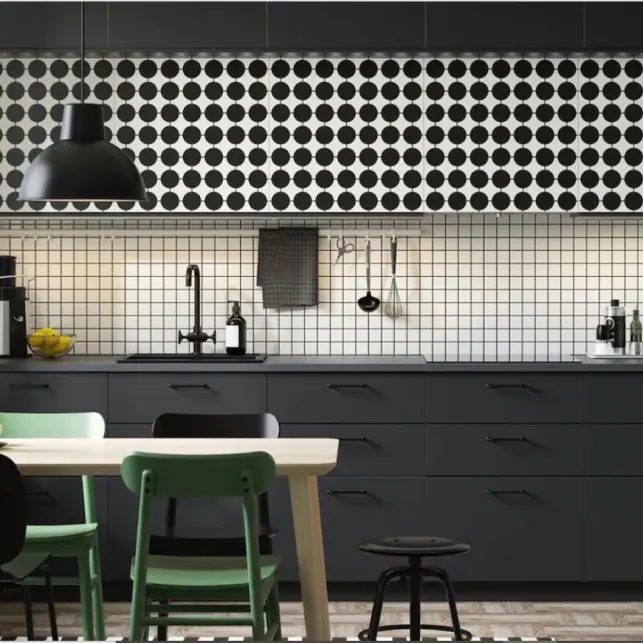 Une cuisine rétro en noir, blanc et vert
