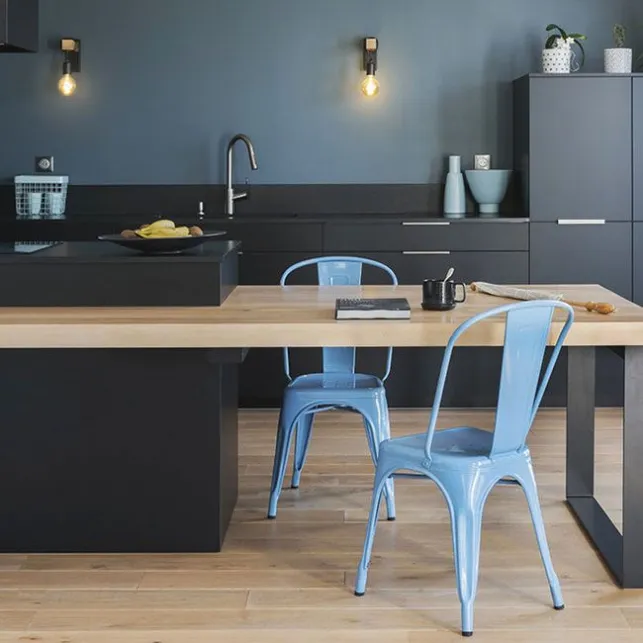 Une cuisine noire et bleue