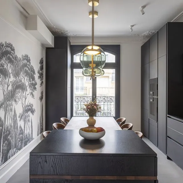 Une cuisine noire et blanche décorée avec un papier peint panoramique