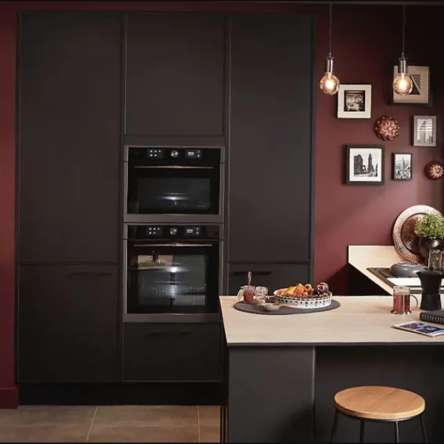 Une cuisine noire et rouge moderne