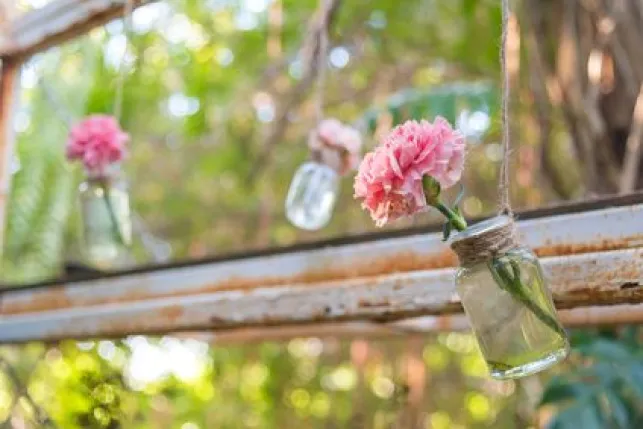 Déco: la tendance récup’ et DIY, ici des fleurs en bocaux suspendus