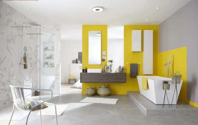 Des touches de jaune pour cette salle de bain épurée. © Leroy Merlin