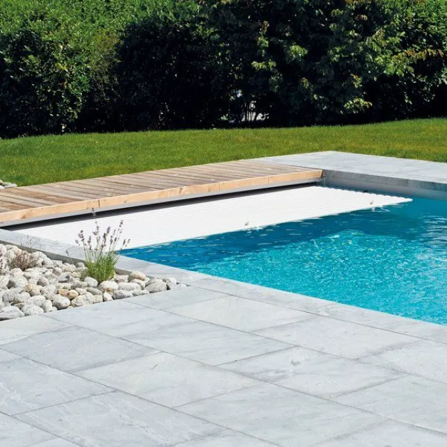 Un volet de piscine immergé qui conserve la chaleur de l'eau