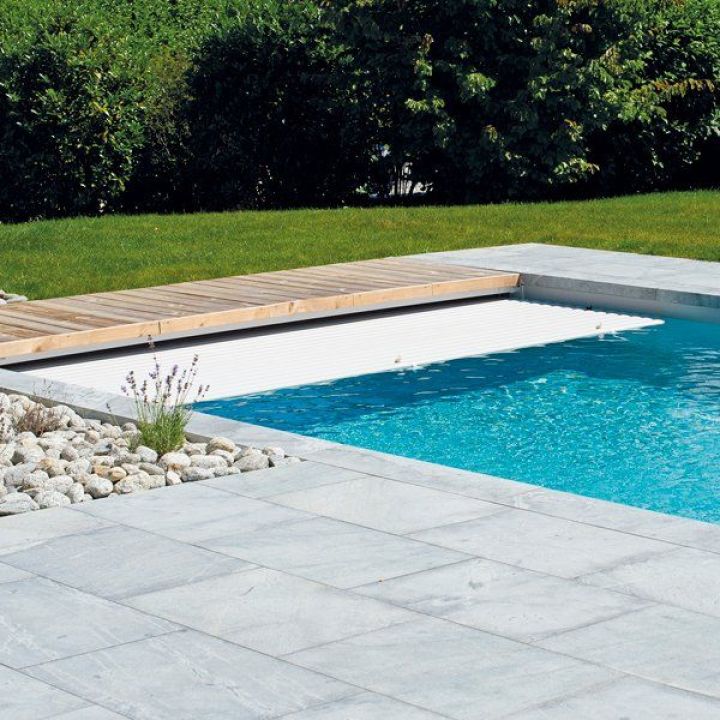 Un volet de piscine immergé qui conserve la chaleur de l'eau Un volet de piscine immergé qui conserve la chaleur de l'eau