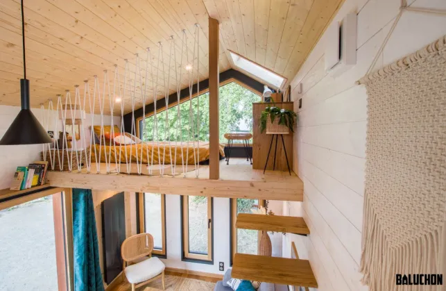 Intérieur d'une Tiny House avec mezzanine