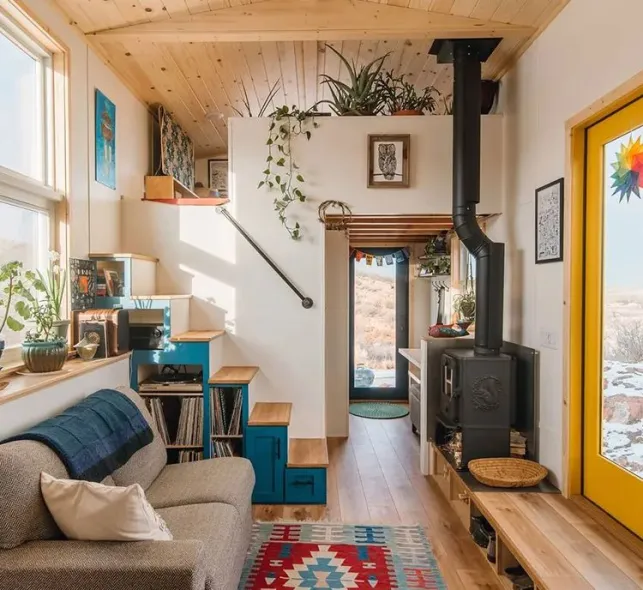 Intérieur d'une Tiny House soigneusement aménagée