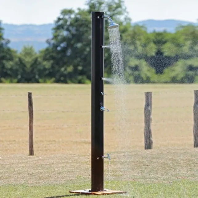 Avec ses nombreux équipements, cette douche de jardin offre des moments de rafraichissement amusants