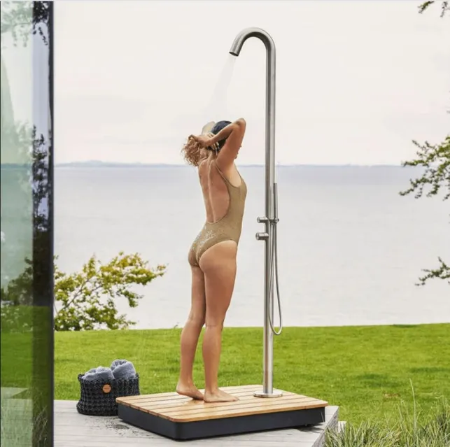 Design et minimaliste, cette douche de jardin habillera votre espace piscine